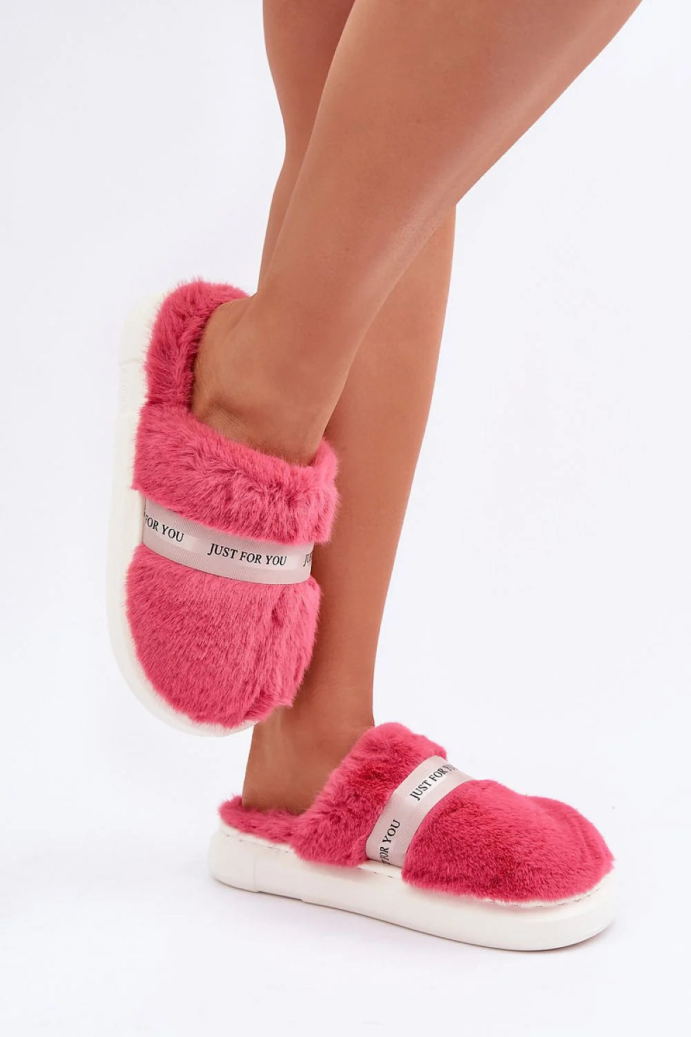 pantoufles féminines fourrure douce rose fuchsia élégantes confortables intérieur hiver slipon bout fermé semelle plateforme blanche rembourrée cocooning