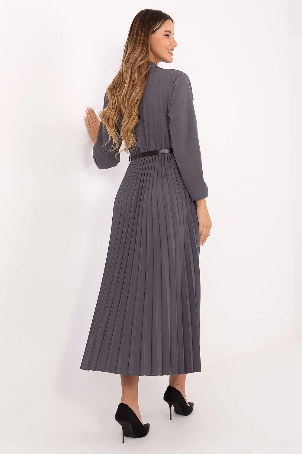 robe longue plissée femme chemisier gris anthracite col tailleur manches longues taille cintrée ceinture noire jupe maxi tissu fluide viscose