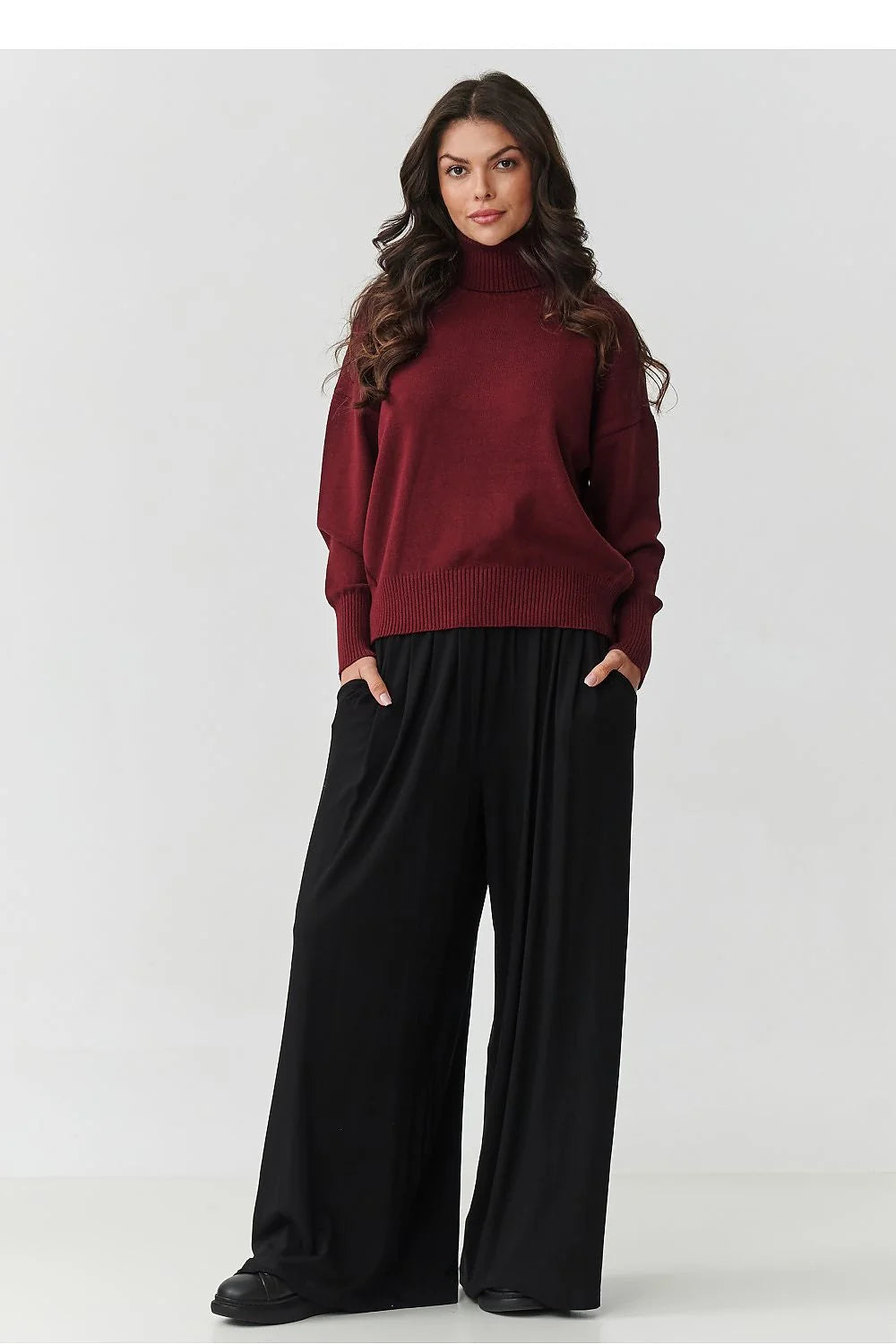 pull col roulé bordeaux maille douce oversize épaules tombantes manches longues finitions côtelées poignets élastiques ourlet côtelé casual chic