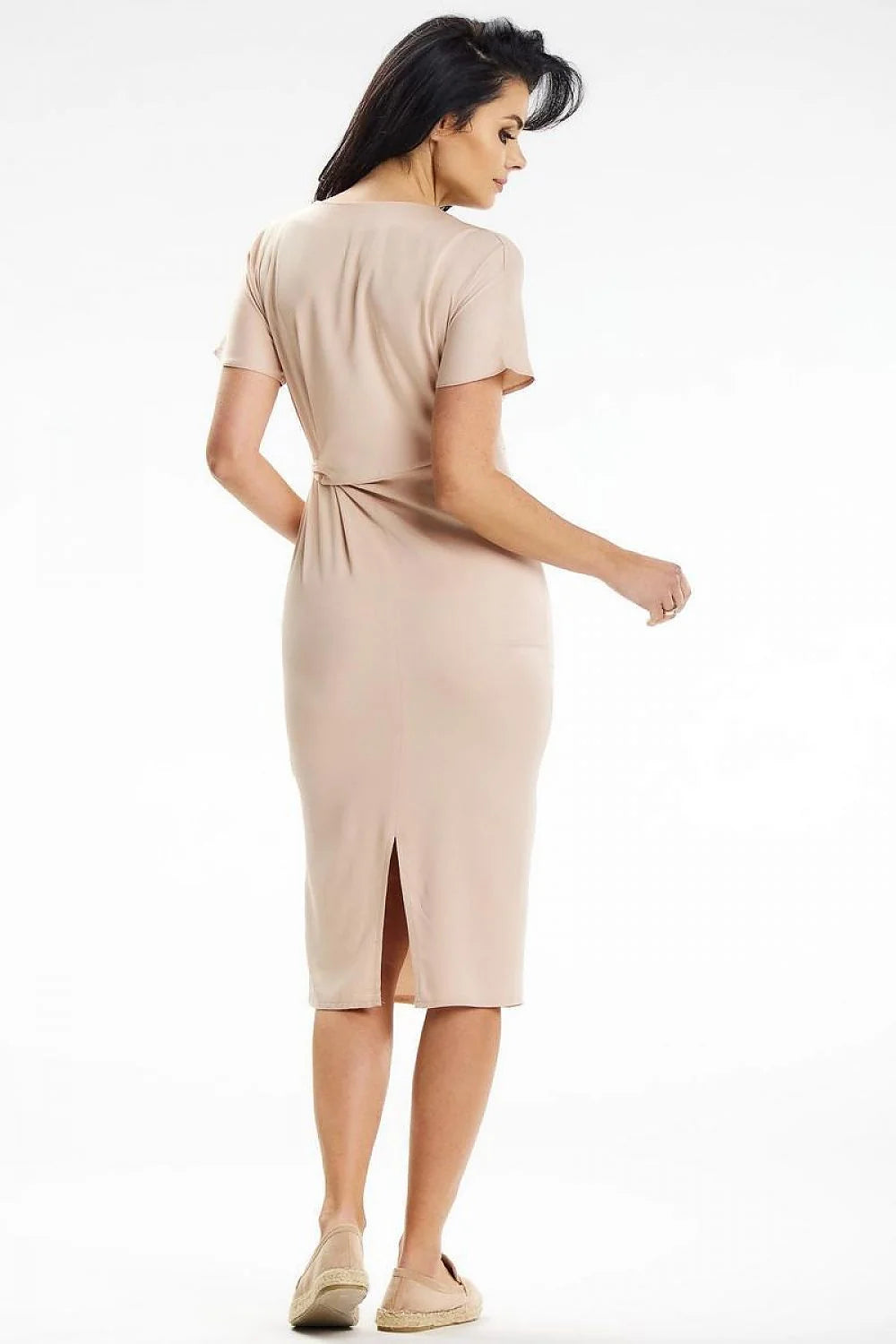 Robe élégante pour jour AWAMA en nude, manches courtes, encolure V, ceinture intégrée, polyester et viscose, taille ajustable pour femmes