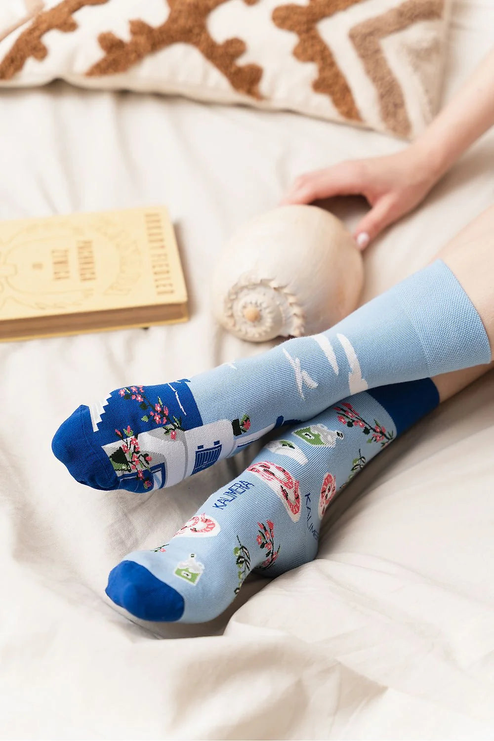 Chaussettes pour femmes design méditerranéen bleu pastel et motifs colorés coton élasthanne