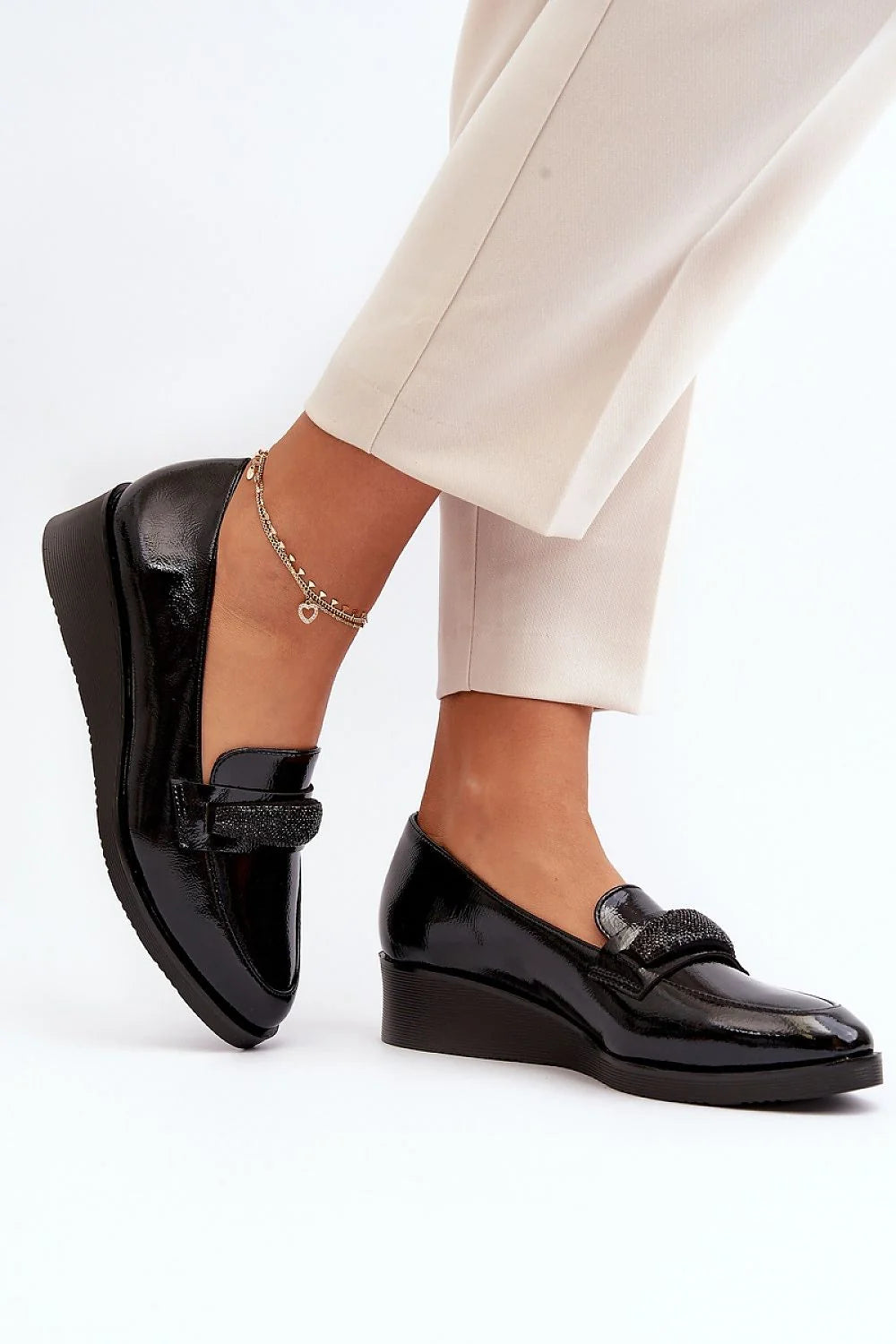 Mocassins élégants pour femmes en cuir verni noir, design classique, détails brillants, confortable, occasionnels, mode intemporelle, taille ajustable