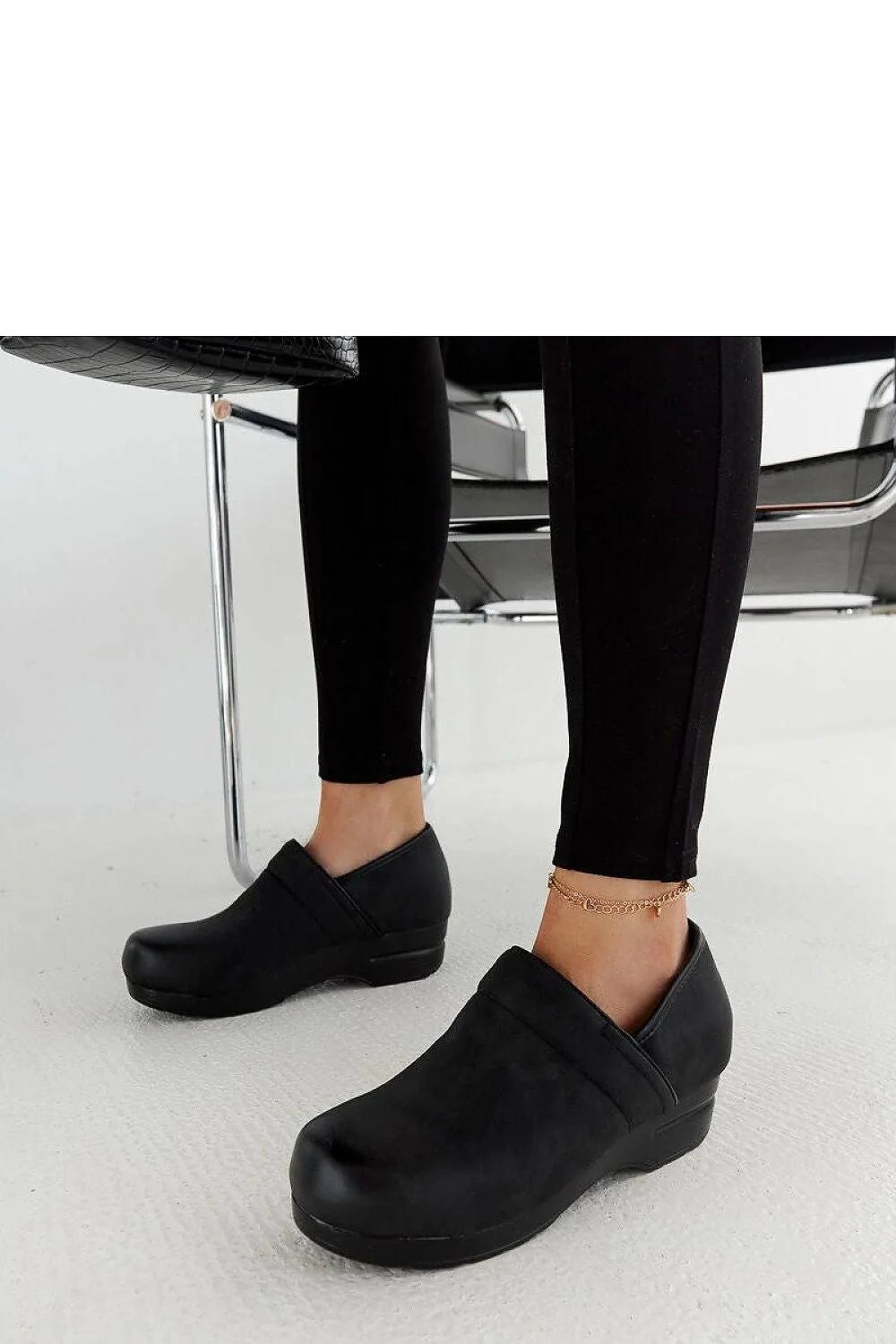 Chaussures basses modernes pour femmes en cuir synthétique noir mat, confortables et élégantes, style intemporel