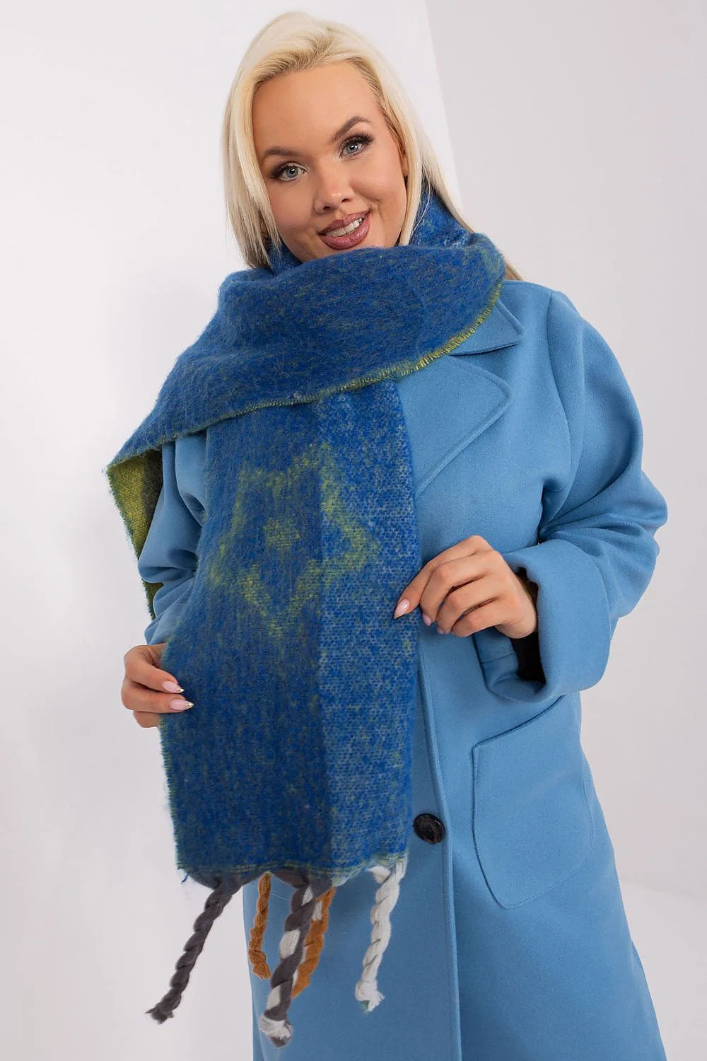 Écharpe tricotée design cosy automne hiver longue motif bleu verts franges torsadées matériau doux protection épaules femmes