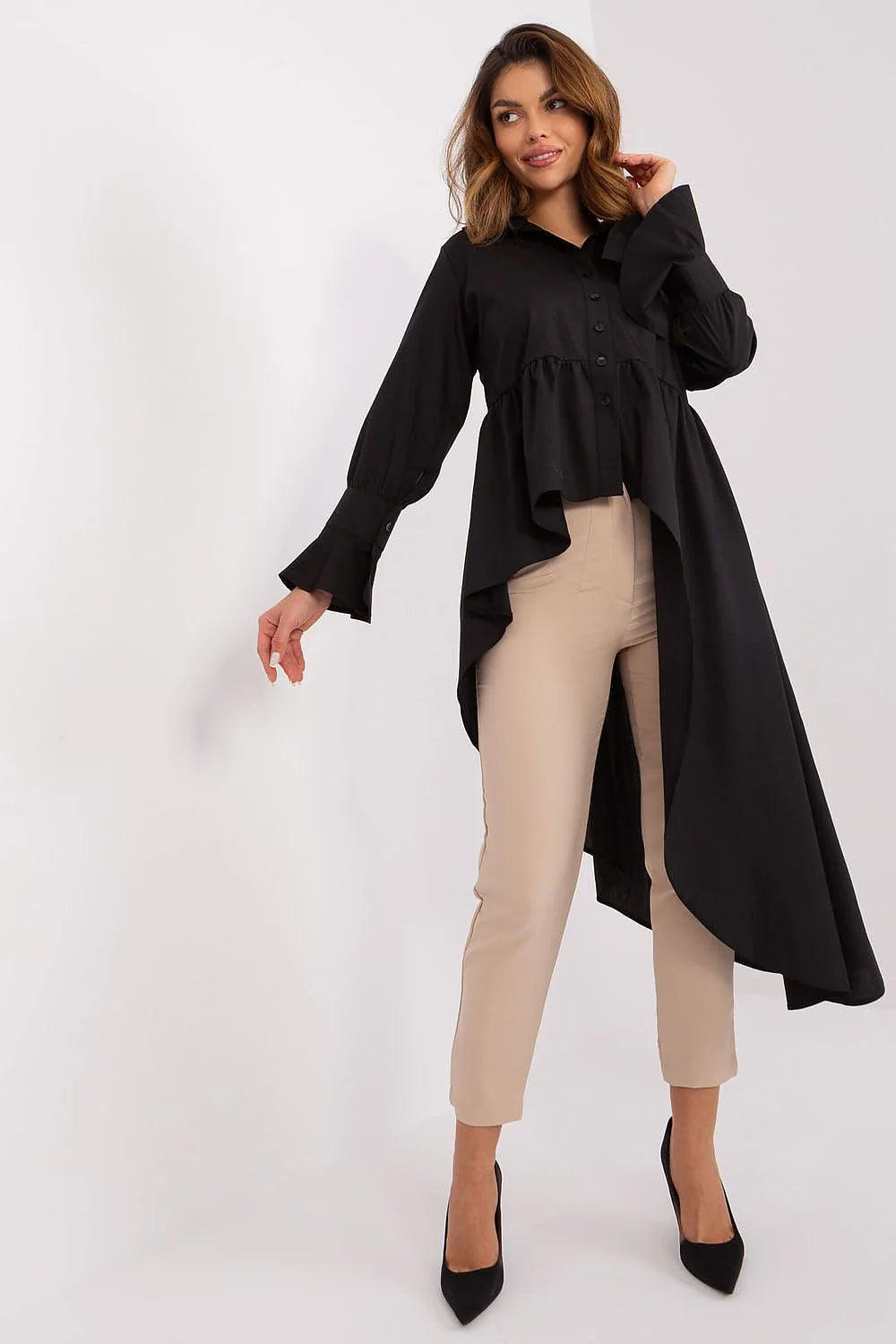 Tenue féminine moderne élégante tunique noire pantalon beige longue asymétrique ample style contemporain coupe droite ajustée