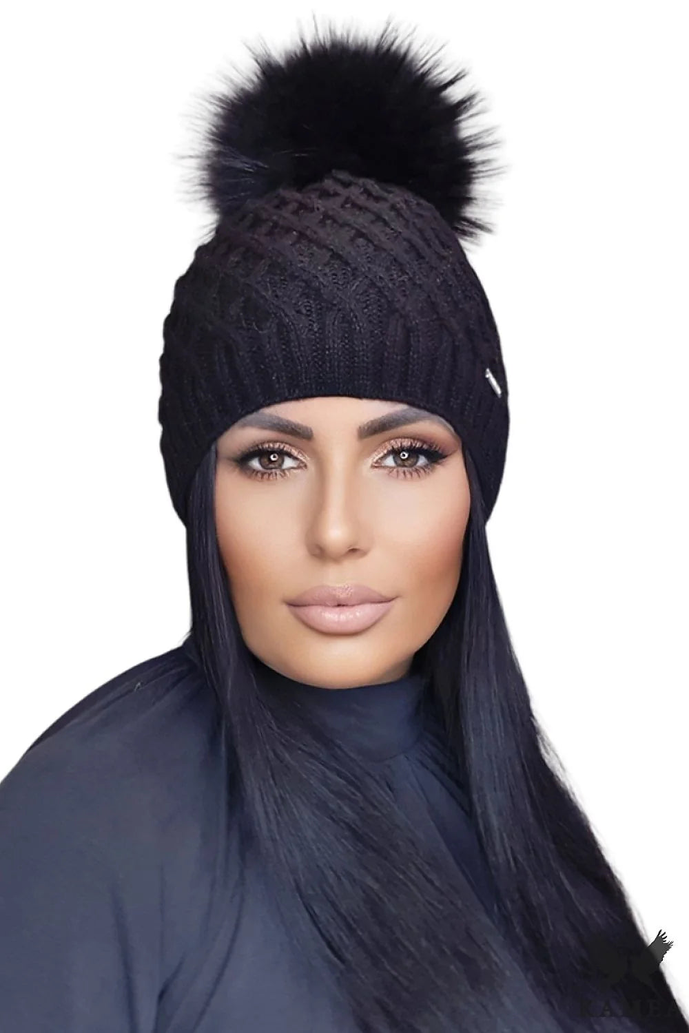 Bonnet tricoté pour femme en laine mohair noir motif torsadé pompon fourrure coupe ajustée