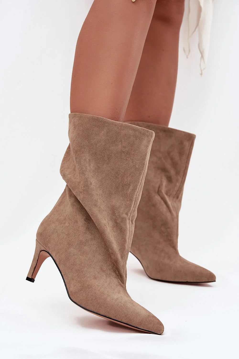 bottines slouchy daim taupe mi mollet bout pointu talon kitten bas 7cm tige lâche souple élégant féminin polyvalent décontracté habillé