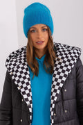 Bonnet d'hiver féminin en maille texture côtelée bleu vif éléments scintillants veste matelassée noire sweat-shirt bleu style moderne