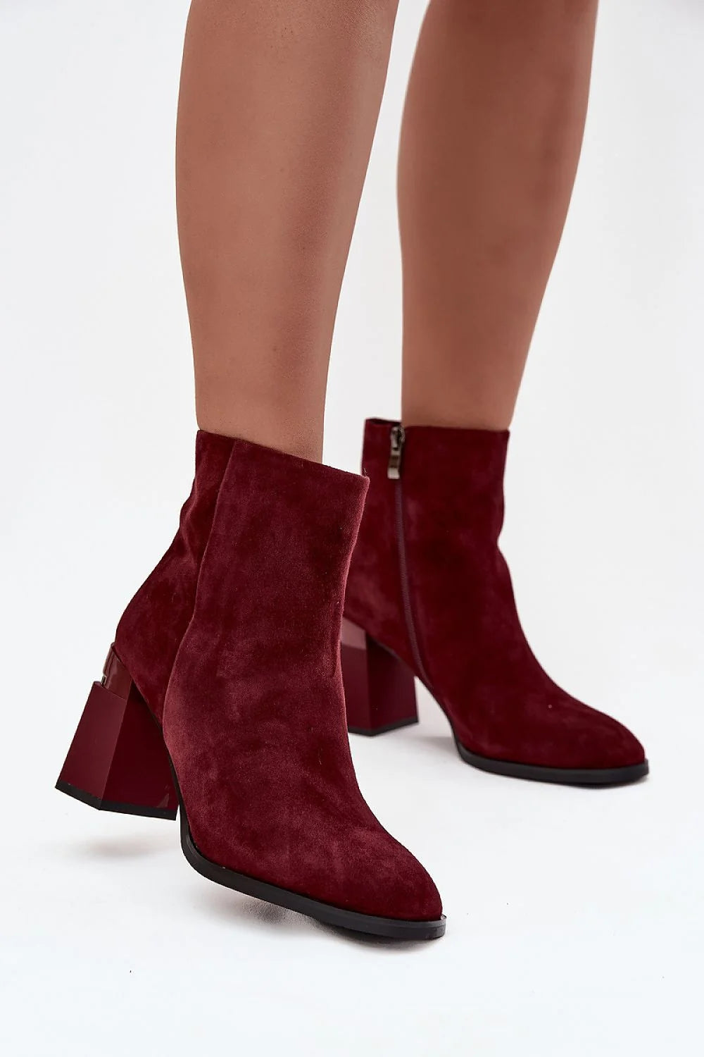 bottines cheville femme suède bordeaux velours talon bloc géométrique laqué effilé bout fermeture éclair latérale semelle noire contrastée