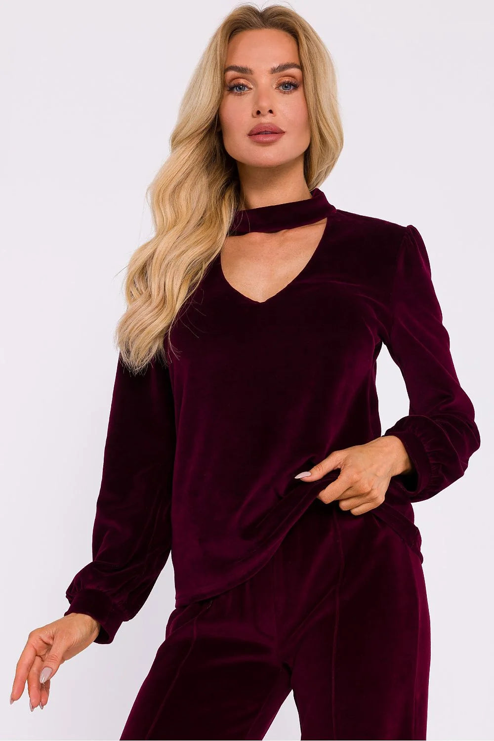chemisier velours bordeaux profond doux brillant luxueux col V manches longues bouffantes élastiquées poignets coupe ajustée