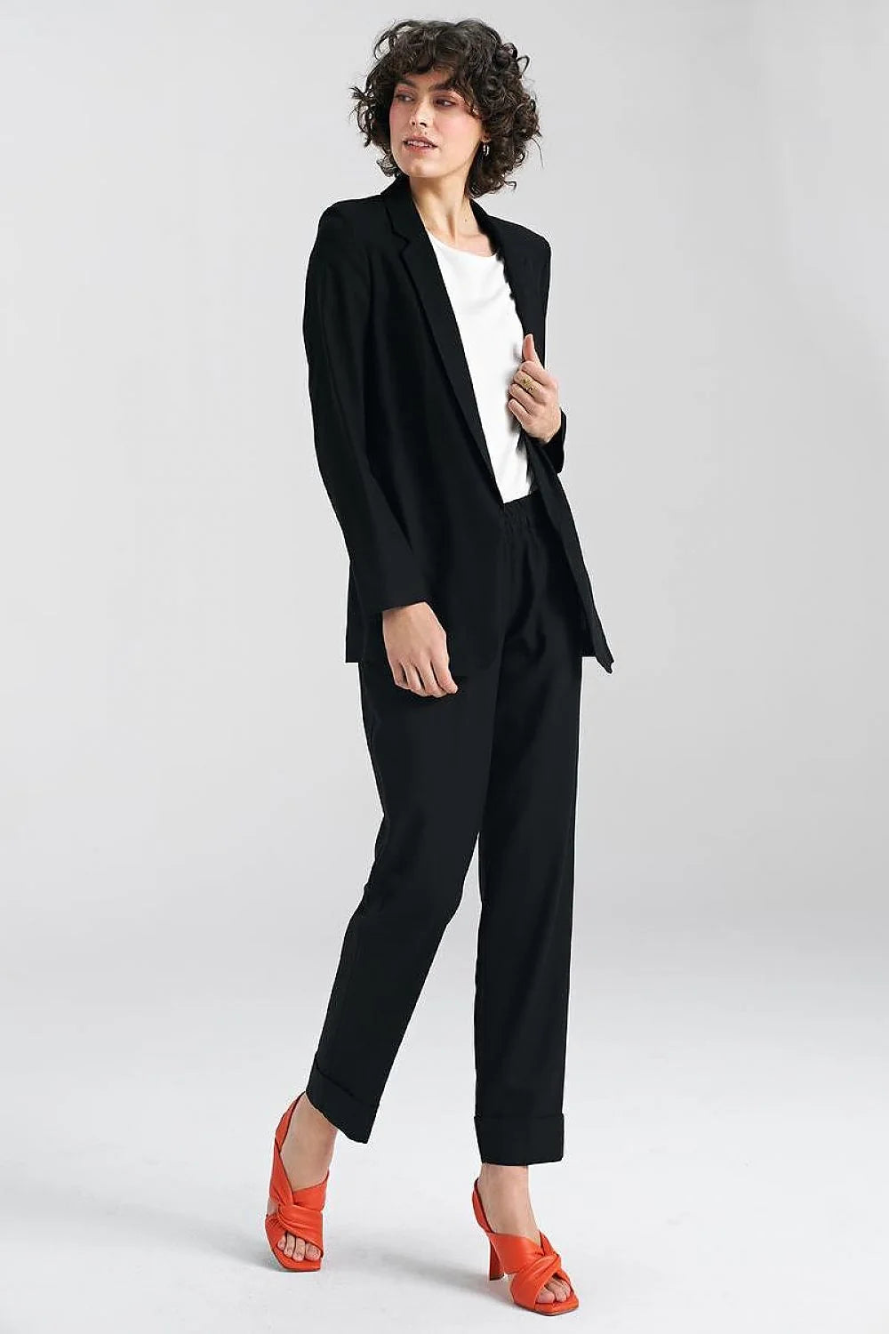 Pantalon femme style casual couleur noir coupe droite taille élastiquée poches latérales ourlet replié matière coton polyester sandales orange