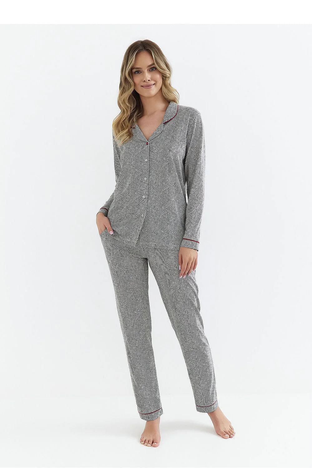 Pyjama Cana pour femme, chemise à manches longues, motif chevrons gris et noir, pantalon droit, tissu doux, coupe ample, liseré rouge, élégant et confortable