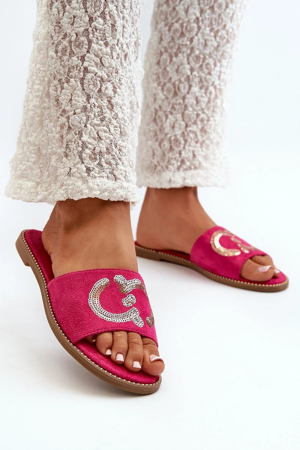 Sandales plates ouvertes femmes design élégant moderne suédine rose vif détails argentés confort semelle intérieure rembourrée