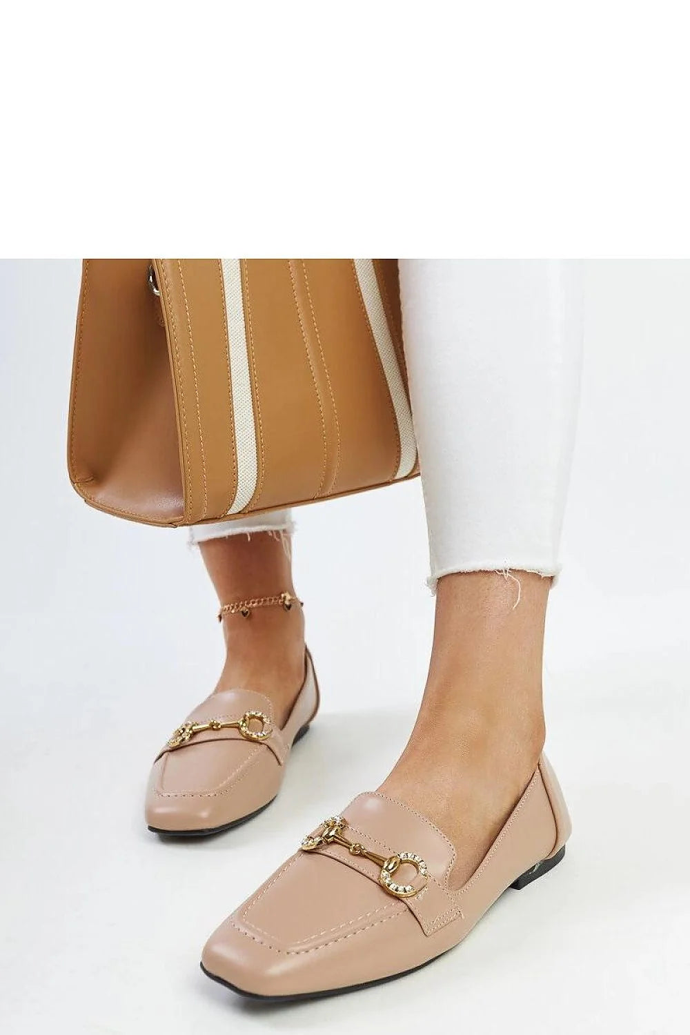 Mocassins pour femme classique élégant cuir écologique beige boucle métallique dorée semelle noire printemps été