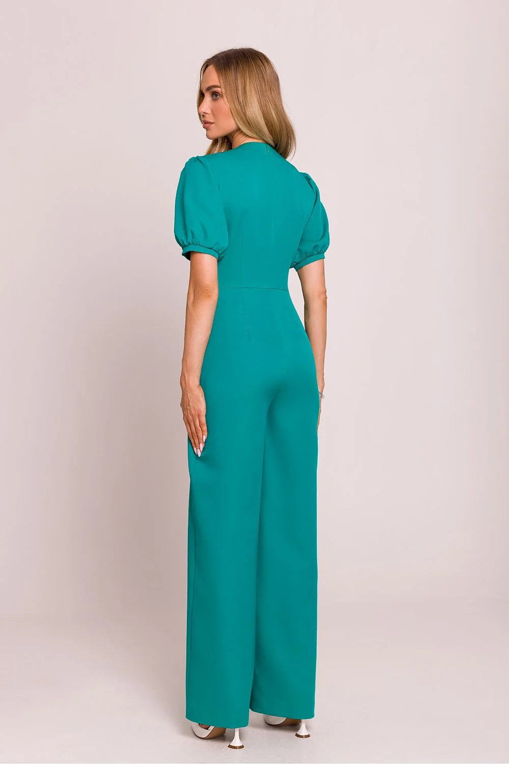 combinaison femme vert émeraude ajustée évasée taille marquée jambes allongées encolure V profond manches bouffantes courtes crêpe fluide structuré élégant