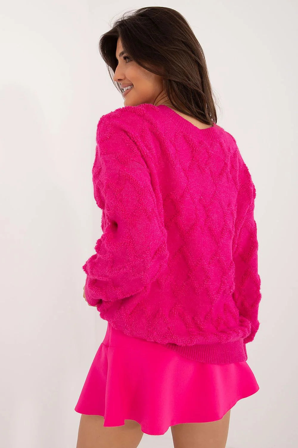 pull femme oversize fuchsia maille pelucheuse torsadée texturée manches longues poignets côtelés coupe légèrement ample confort moelleux élégant casual