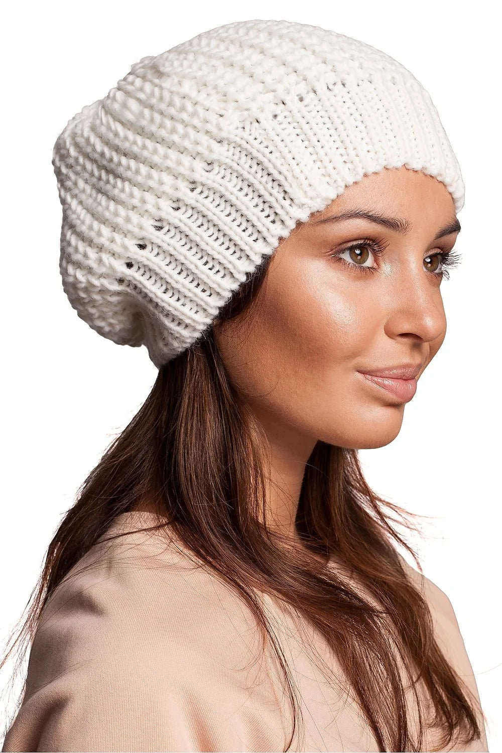 Béret et pull tricotés laine acrylique style décontracté hiver élégant confortable femme moderne urbain
