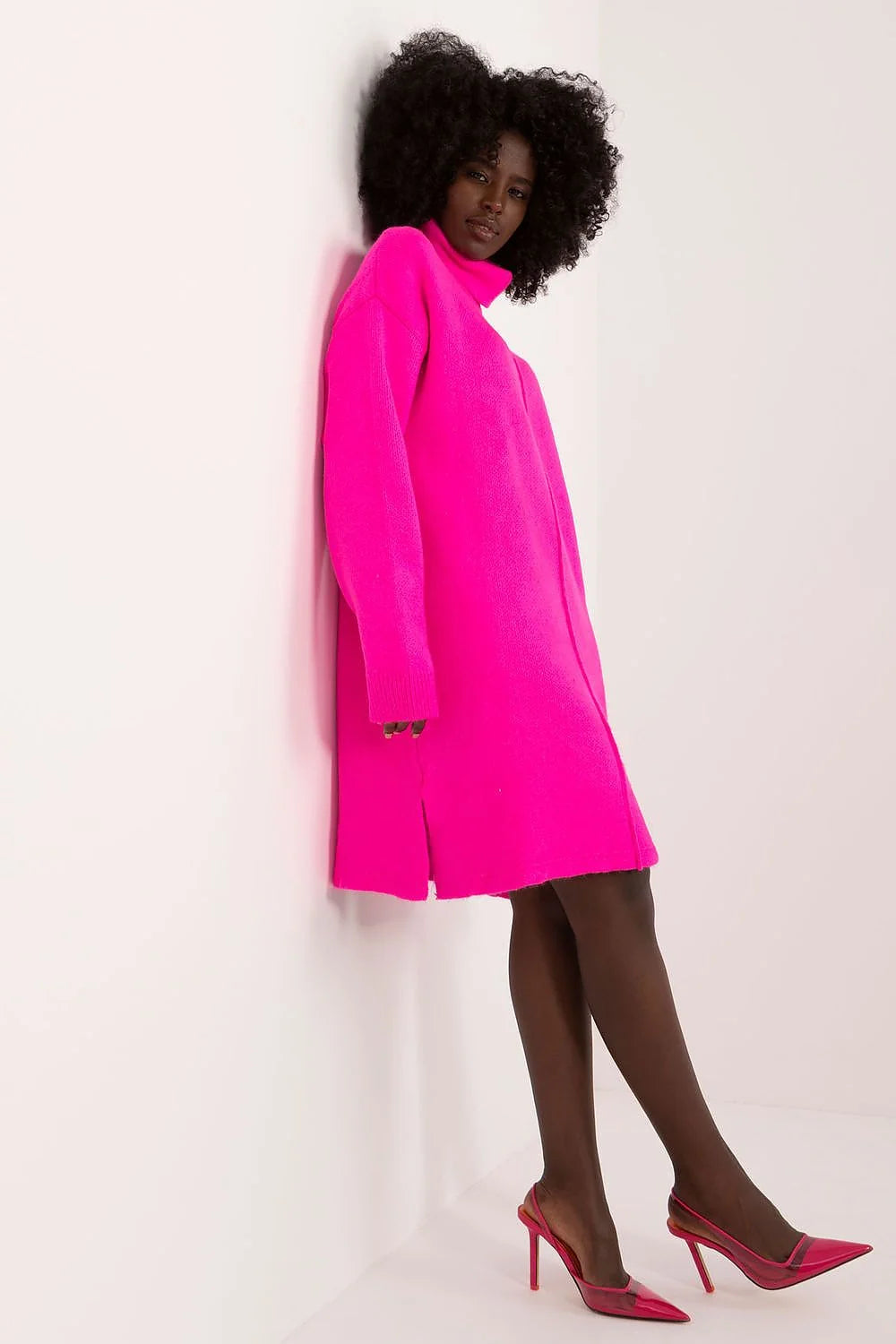 Manteau pour femme design moderne coupe droite col montant matière haute qualité couleur fuchsia longueur genou épaules définies manches longues finish soigné style audacieux
