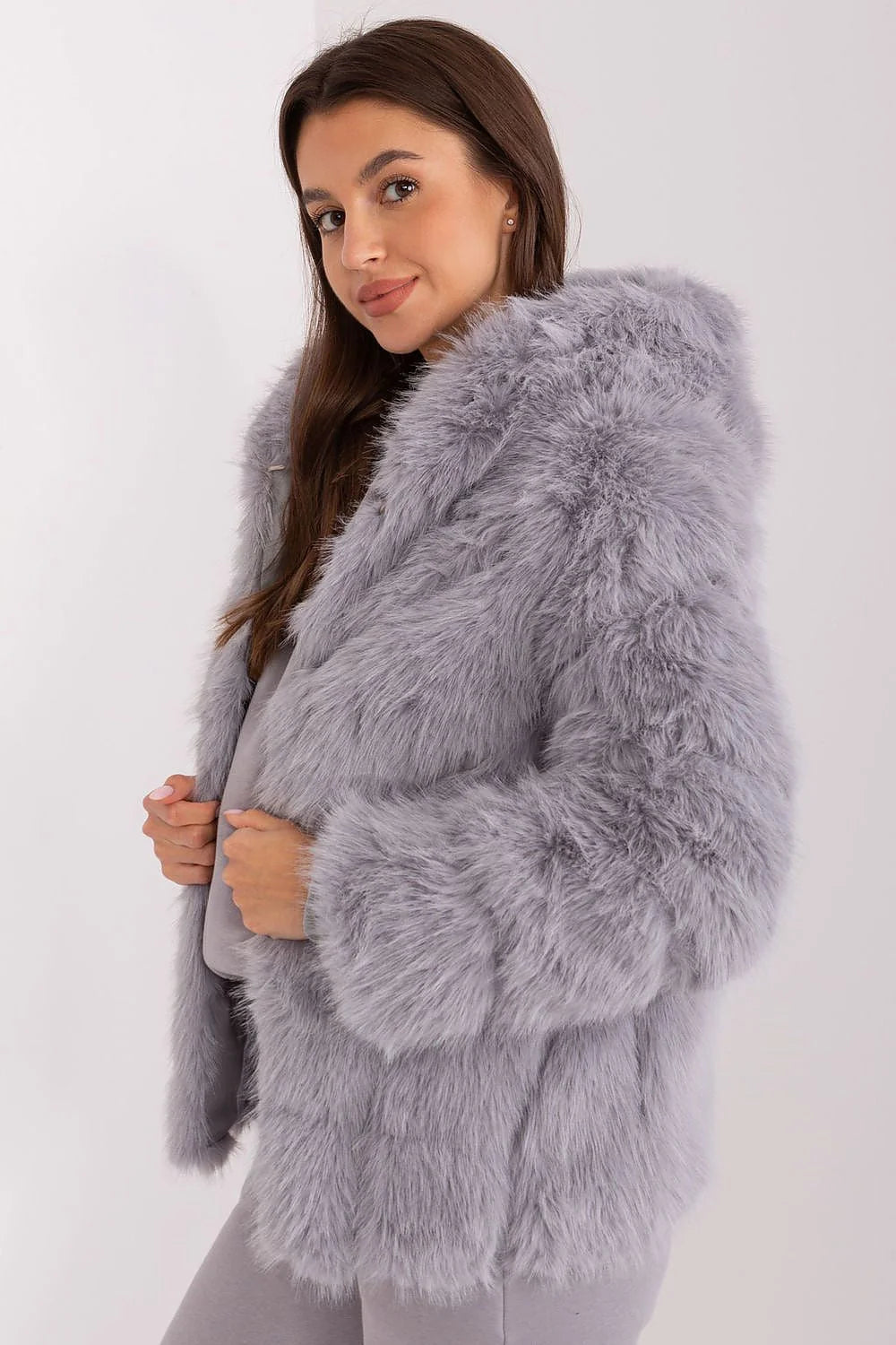 Veste en fausse fourrure pour femme gris lilas design volumineux style moderne chic chaud doux cruelty free