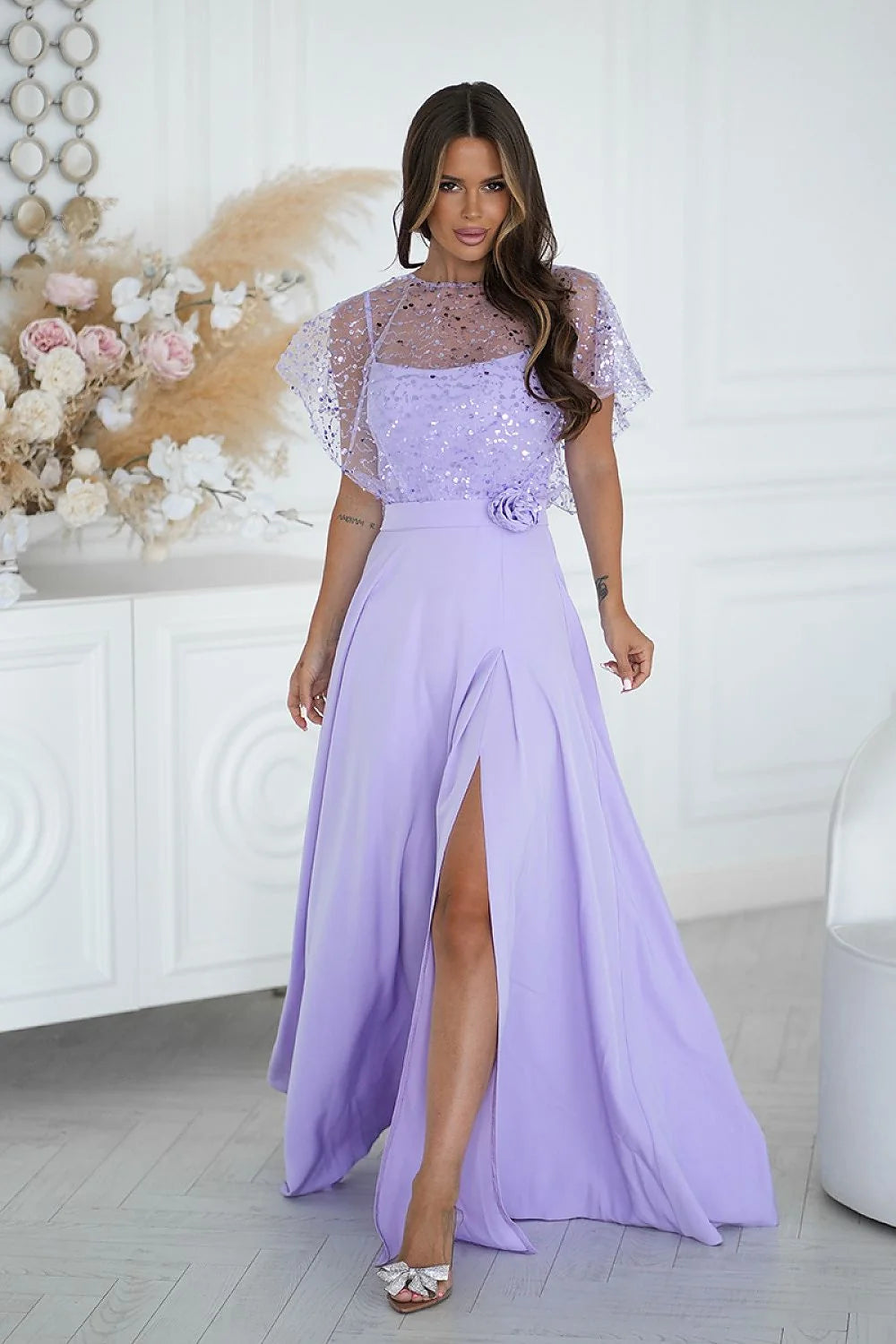 robe longue lilas bustier bretelles fines tulle cape sequins brillants manches papillon encolure illusion taille cintrée fleur appliquée jupe fluide