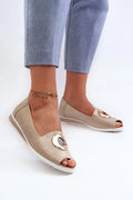 Sandales femmes modernes élégantes ouvertes couleur beige doré détails métalliques cuir synthétique confortable été 2023