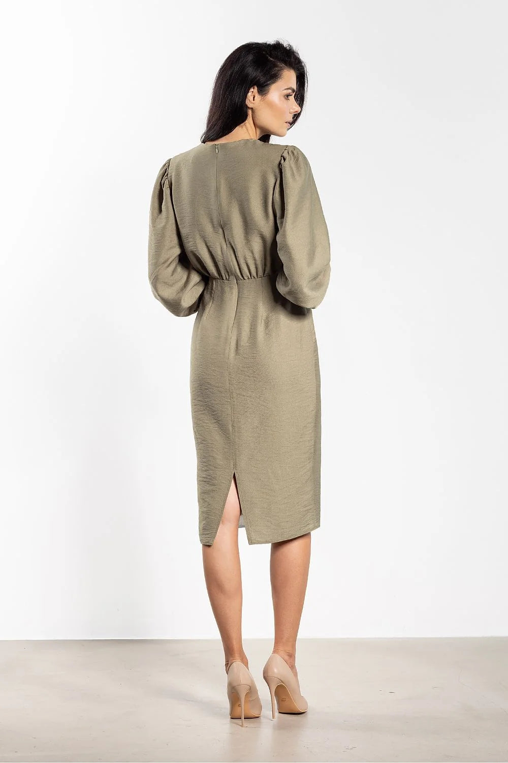 robe midi ajustée kaki texturé taille marquée plis décolleté V manches bouffantes poignets boutonnés jupe crayon mi mollet élégant