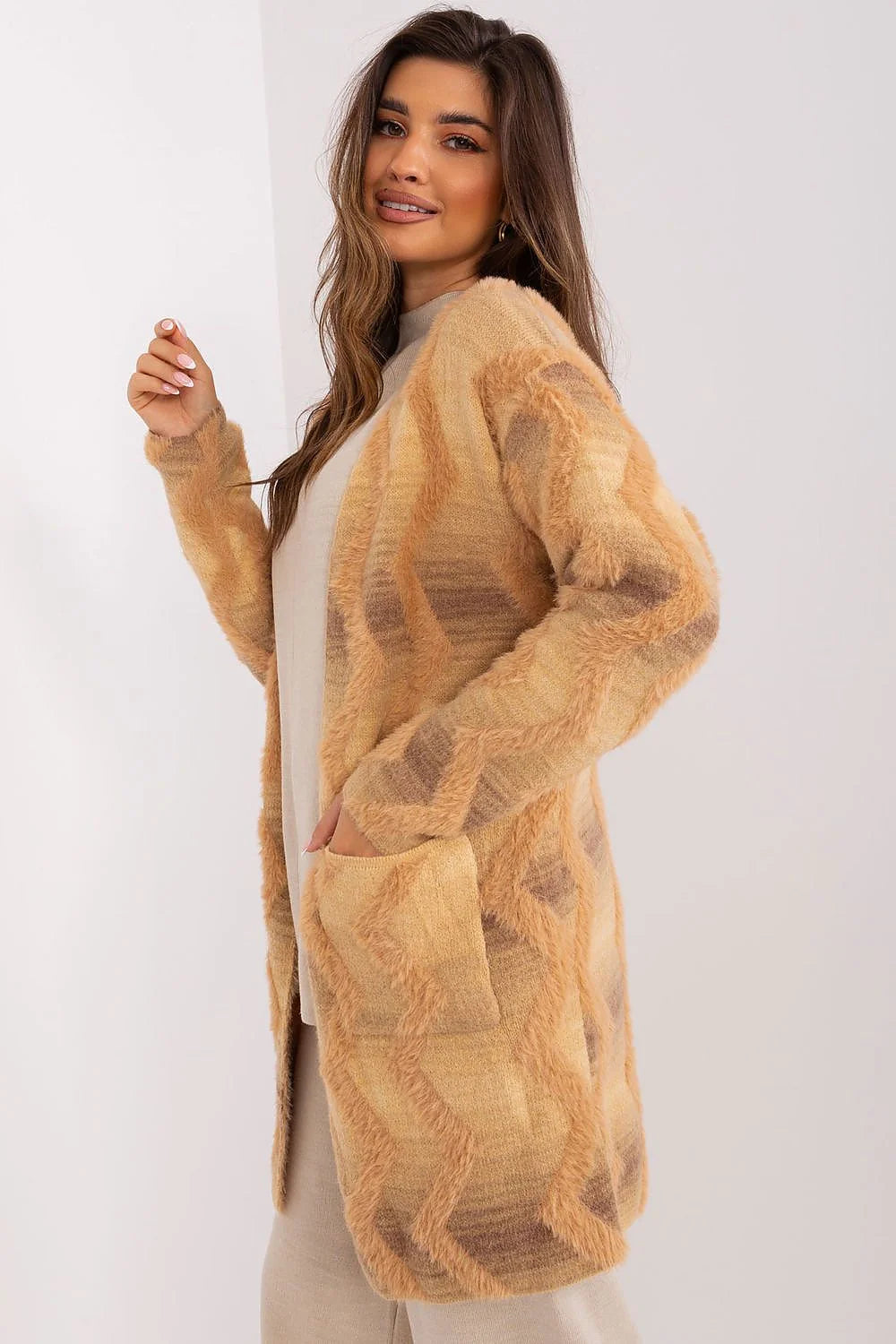 Cardigan pour femme moderne élégant motif losange texture duvet couleur beige marron clair manches longues coupe longue sans fermeture