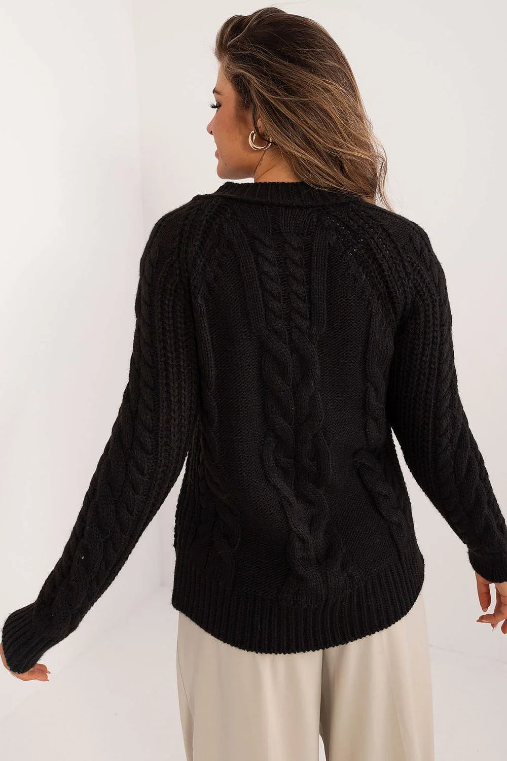 Pull féminin longueur standard manches longues col rond tricoté torsadé laine acrylique épaules découpées finitions côtelées noir profond