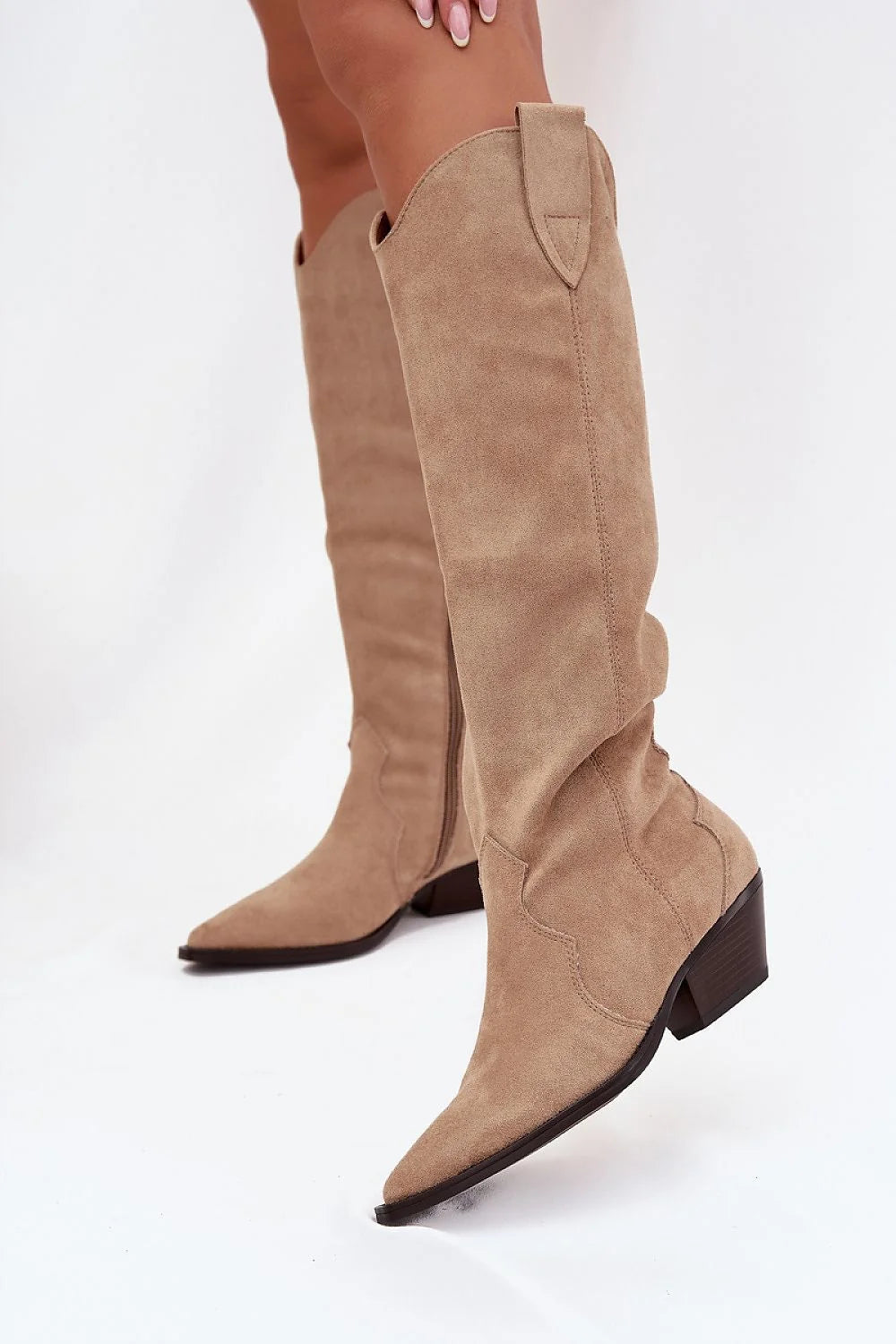 bottes cowgirl femme suédine écologique beige taupe genou bout pointu talon bloc moyen marron zippée doublure fourrure synthétique