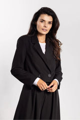 blazer femme court double boutonnage noir col revers cranté manches longues silhouette légèrement cintrée tissu structuré net minimal professionnel habillé