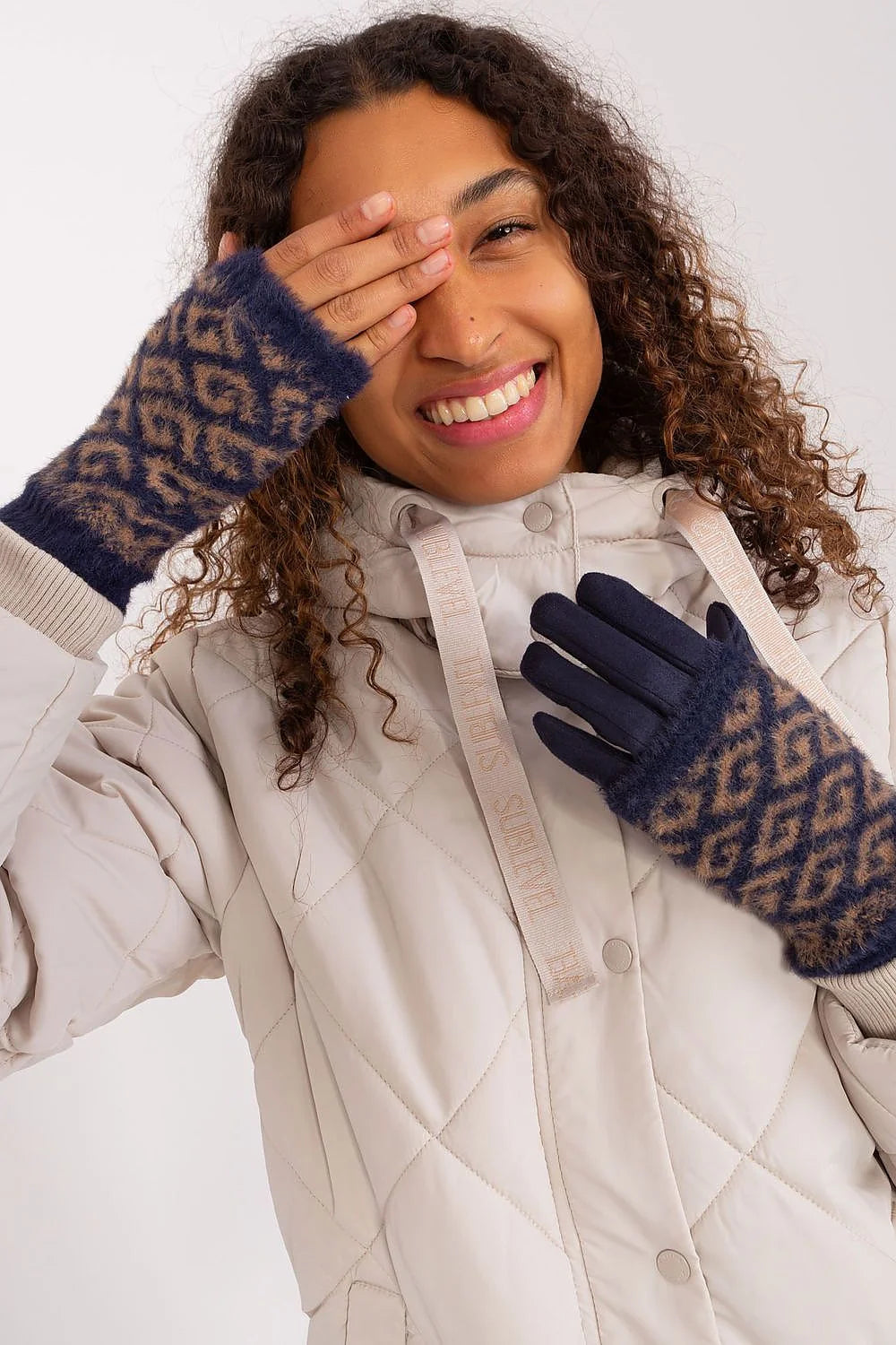 Parka femme moderne fonctionnelle design matelassé losange couleur beige clair polyester élastique manches boutons pression fourrure synthétique motifs géométriques bleu marine marron froid urbain extérieur