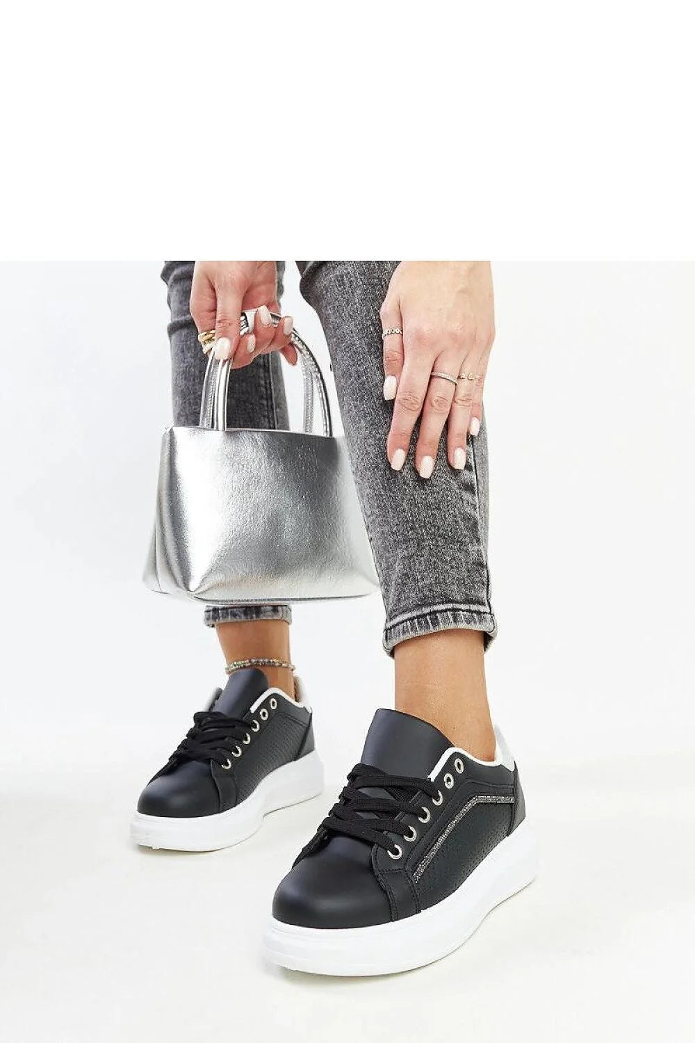 Baskets basses pour femmes design moderne épuré style élégant contemporain sneaker noire perforée tige similicuir doublure textile semelle épaisse