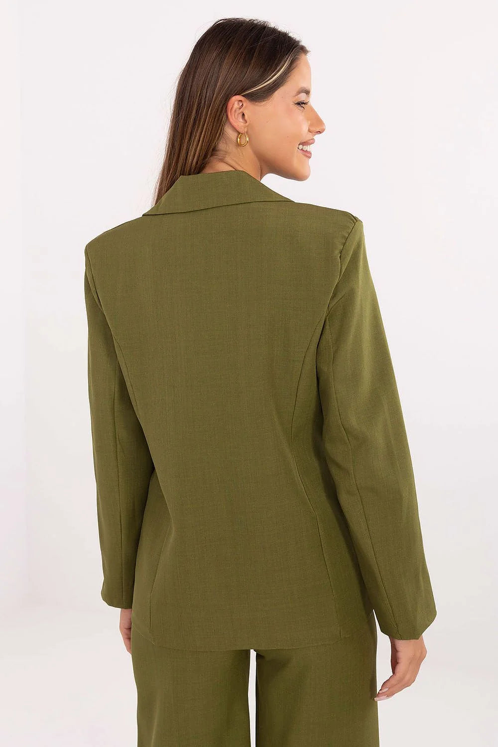 veste blazer femme tailleur pantalon vert olive coupe droite légèrement cintrée bouton col cranté poches rabat tissu tissé structuré