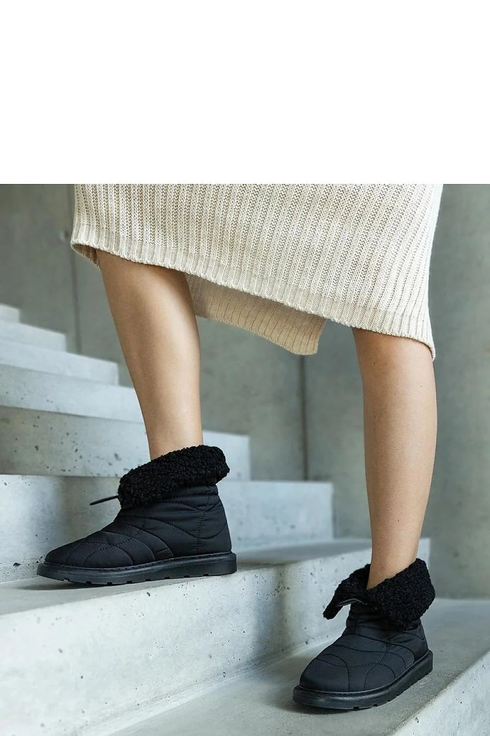 Bottes de neige modernes pour femmes, style hivernal élégant, cuir synthétique imperméable, fourrure synthétique douillette, semelle caoutchouc antidérapante, confort optimal, look tendance, hiver 2023