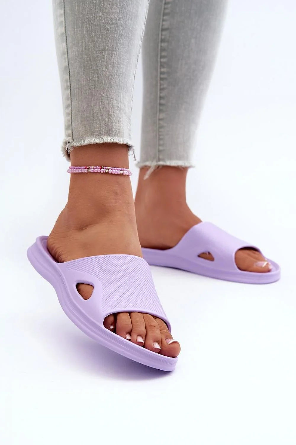 sandales femme lilas pastel mousse EVA légères amortissantes semelle épaisse ergonomique bride large ouverte texturée quadrillé découpes latérales