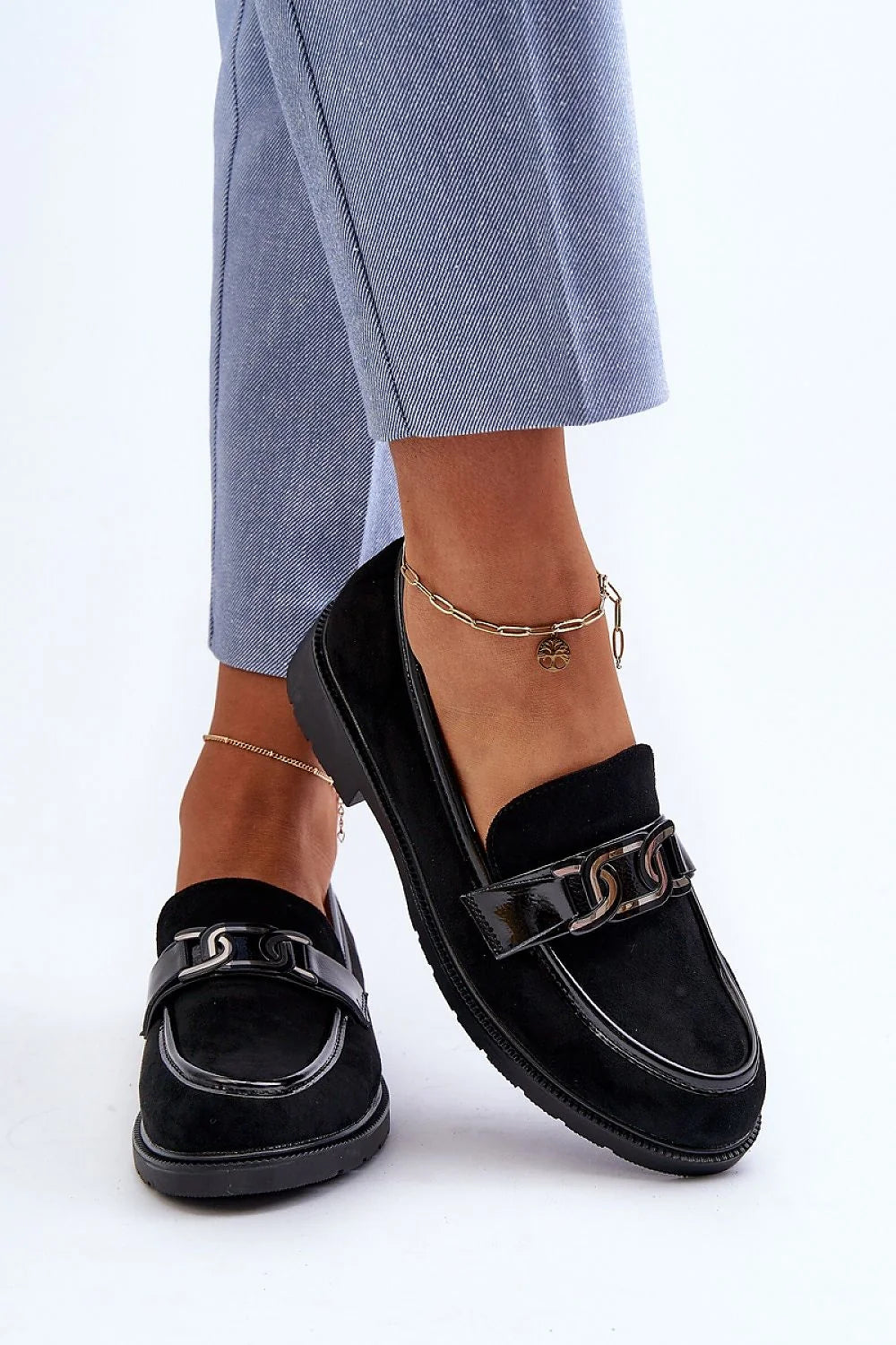 mocassins femme noirs daim verni empiècements bride décorative boucle métallique argentée bout arrondi semelle crantée épaisse talon plat