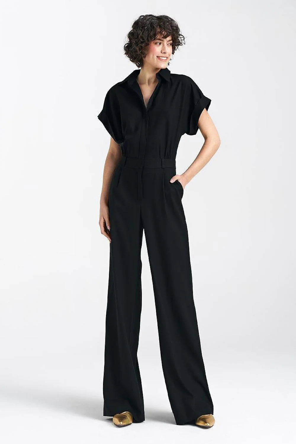 Combinaison femme moderne élégante manches courtes coupe fluide taille cintrée jambes larges couleur noire matériau léger finitions soignées