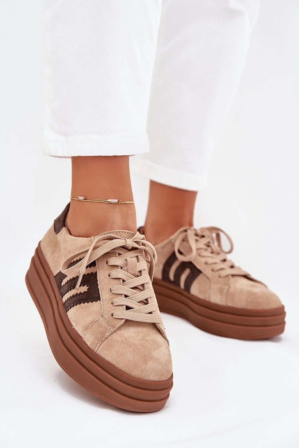 baskets femme daim beige bandes latérales marron festonnées bout rond laçage plateforme compensée triple relief gomme col rembourré