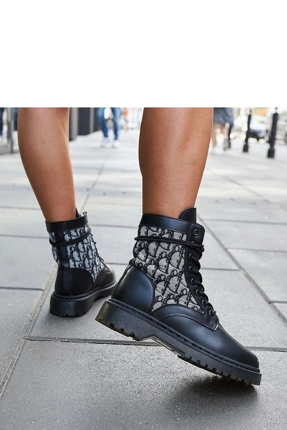 Bottines pour femmes design moderne tissu imprimé cuir noir semelle caoutchouc lacets noirs style urbain