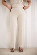 Pantalon femme La Aurora coupe évasée matériau jersey jacquard extensible fil doré 5% élasthanne 20% nylon 75% viscose beige clair taille élastique