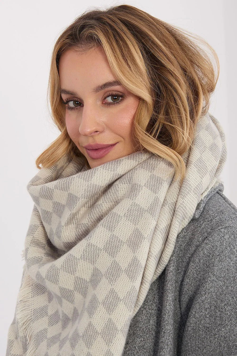 châle écharpe viscose laine mélange doux chaud oversize grand carré enveloppant carreaux beige crème gris franges effilochées élégant