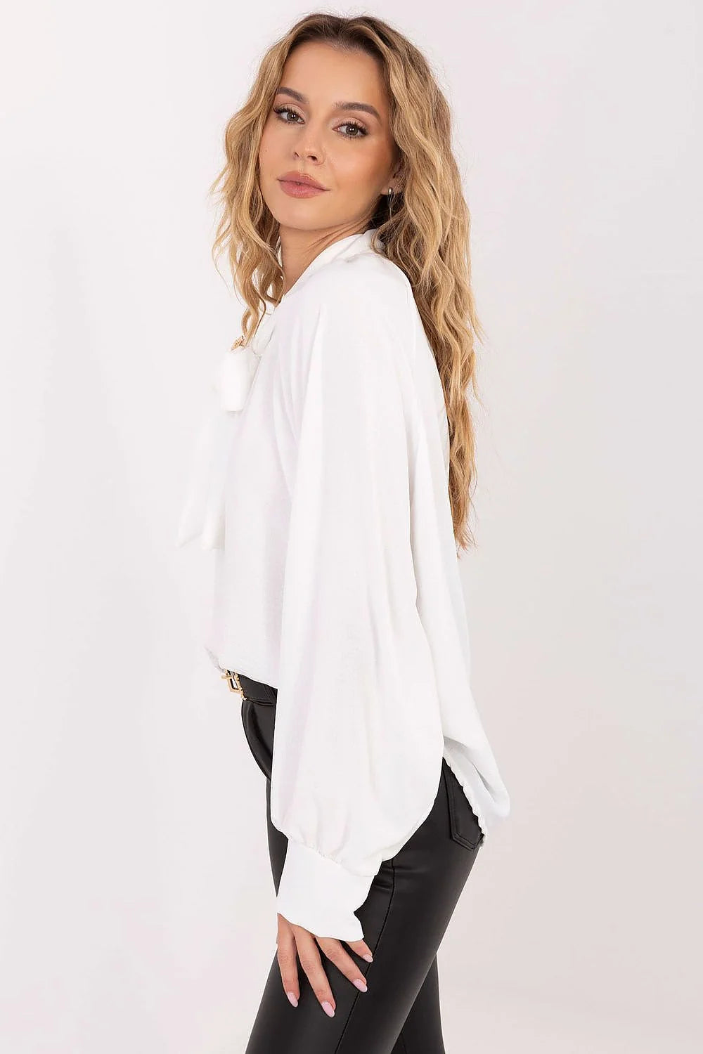 chemisier femme blanc viscose fluide transparent coupe ample manches ballon poignets larges col lavallière noué broche dorée texturée chic élégant