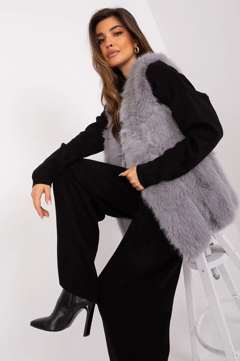 Gilet sans manches en fausse fourrure grise élégant moderne coupe droite ample confort liberté mouvement mode féminine
