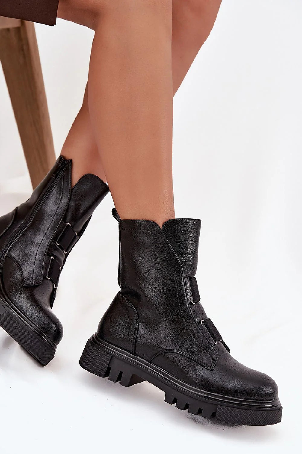 bottines femme Jezzi cuir synthétique noir biker mi cheville bout rond semelle crantée antidérapante fermeture éclair latérale boucles métalliques décoratives