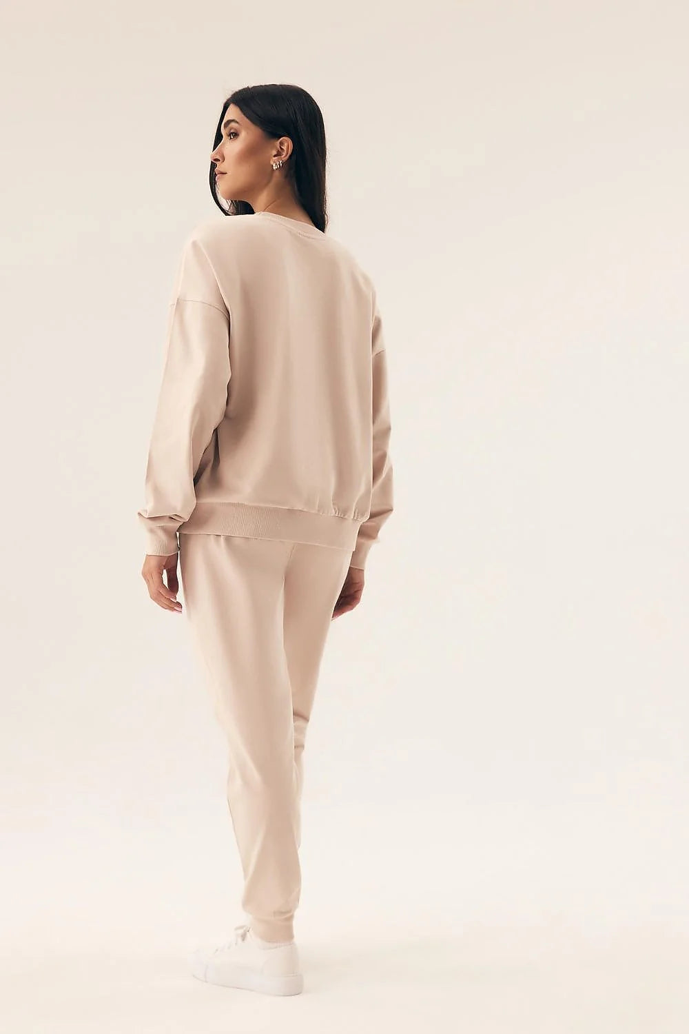 Ensemble Henderson pour femme, sweatshirt et pantalon, style casual moderne, couleur beige neutre, coupe ample et ajustée, confort et style intemporel