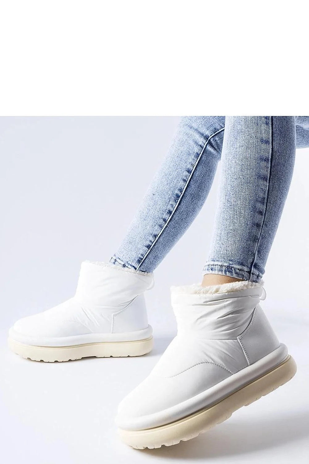 Bottines pour femme moderne design minimaliste couleur blanche style matelassé coupe ajustée cheville mi-hauteur semelle plateforme caoutchouc faux fourrure intérieur confortable durabilité