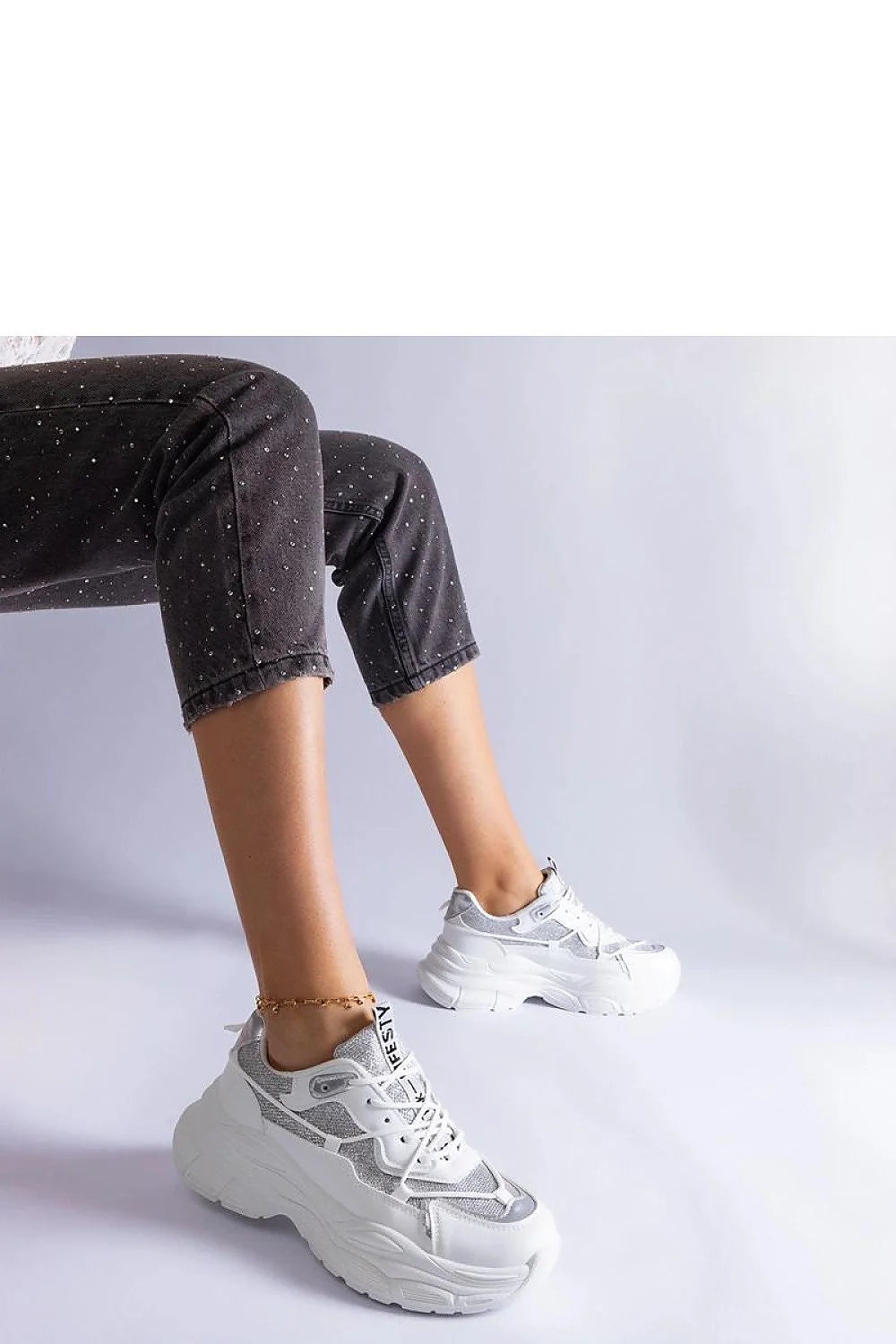 Sneakers femmes style chunky semelle épaisse cuir synthétique blanc et gris maille ventilation talon branding