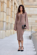 Robe élégante jour Roco Fashion en brun taupe longueur midi manches longues évasées encolure carrée ajustée femme