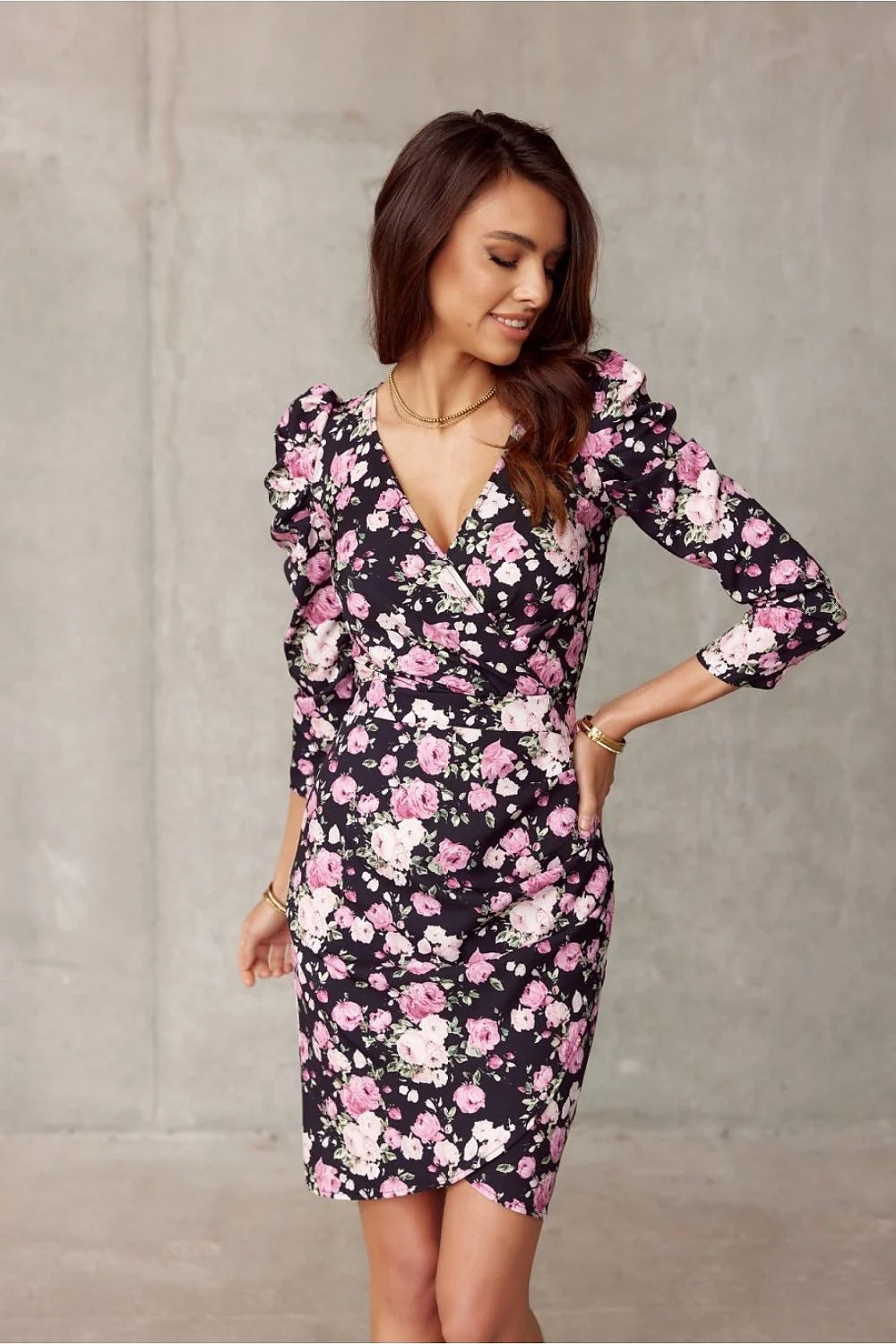robe fourreau midi floral noir roses blanches encolure V cintrée manches troisquarts bouffantes épaules stretch légère élégante sophistiquée RocoFashion