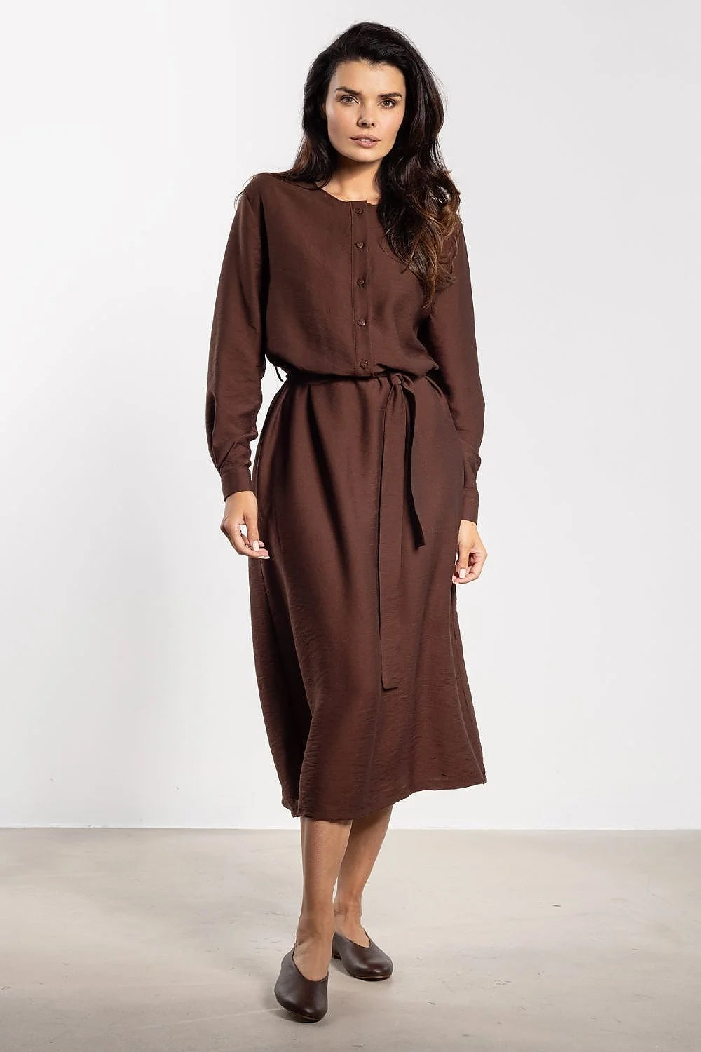robe chemise chocolat coupe droite ceinture nouée boutons manches longues poignets boutonnés col rond texturé léger minimaliste chic